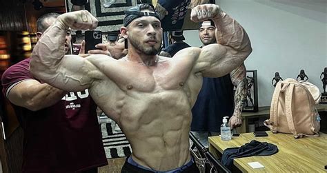 The 28-year-old bodybuilder stands tall at 5&x27;11" (180 cm) with a weight most likely around 231 lbs as defined by the IFBB Classic Physique division in the weight and height category. . Ramon queiroz height